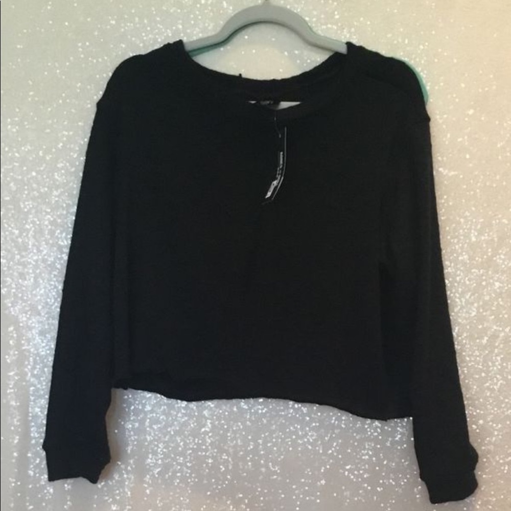 Agnes & Dora black pullover cropped sweater
